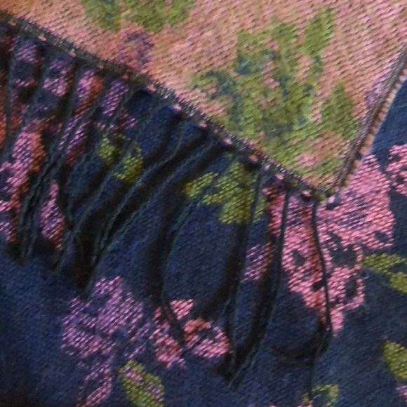 BEAUTIFUL ROSE SCARF - Picture 2 of 5